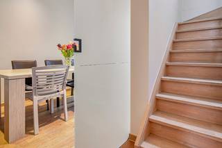 SUPER LEUKE GEZINSWONING MET TUIN EN 4 SLPK GELEGEN VLAK AAN EEN PLEIN <br /><br />Hal, praktische ingerichte wasplaats berging,  glazen brede  schuifdeur naar zeer ruime living met centraal een moderne ingerichte keuken met kookeiland ( werkblad in graniet )  schuifraam naar terras en leuke tuin, living heeft 1 wand met prachtige ingemaakte design kasten en moderne gashaard, ruime badkamer met strak modern badmeubel, ligbad en inloop  douche<br /><strong>1 ste verd</strong> :  2 slpk<br /><strong>2 de verd </strong> :  2 slpk<br />EPC 142 --- ELEK CONFORM<br /><strong>VELE EXTRA S</strong><br />ZONNEPANELEN MET BATTERIJ --- OVERAL ELEK.ROLLUIKEN --- IN ELKE RUIMTE AIRCO !<br />ECHT EEN PERFECTE GEZINSWONING <br /> 