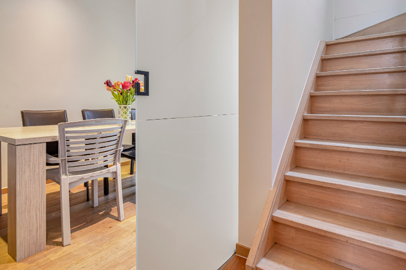 SUPER LEUKE GEZINSWONING MET TUIN EN 4 SLPK GELEGEN VLAK AAN EEN PLEIN - foto 3