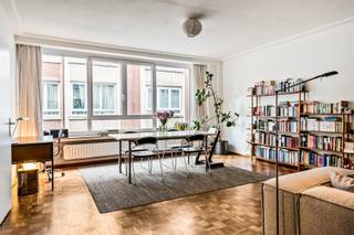 <p>Sommige appartementen verrassen je niet met spektakel, maar met iets beter: een gevoel van degelijkheid dat je meteen voelt zodra je binnenstapt.</p>
<p>Dit appartement op de tweede verdieping van een charmant gebouw in de Bisschopstraat, vlakbij het Centraal Station in 2060 Antwerpen, is zo eentje. Parket onder je voeten, hoge plafonds, ruime raampartijen en die typische jaren '70-elegantie die nooit echt uit de mode raakt.</p>
<p>De leefruimte is ruim en flexibel ingedeeld, plaats voor een eet- en zithoek, met aansluitend een functionele keuken. Daglicht stroomt binnen via de grote ramen vooraan, met zicht op de karaktervolle gevels van de straat.</p>
<p>Twee volwaardige slaapkamers zorgen voor de nodige rust. De tweede kamer combineert slim comfort met praktisch nut: een ingebouwde kast biedt plaats voor wasmachine en droogkast, zodat je leefruimte vrij blijft van huishoudelijke toestellen.</p>
<p>De badkamer werd vernieuwd en is verzorgd afgewerkt. En dan is er nog het kleine terrasje, precies genoeg voor een tafeltje, een plant en een moment buitenlucht.</p>
<p>Een appartement met karakter, in een leuk gebouw, op wandelafstand van Centraal Station en het bruisende centrum van Antwerpen.<br /><br />EPC: 107kWh/m2, elektriciteit conform, Wg, Gvkr, Gvv, Gmo, geen overstrominsgevoelig gebied</p>