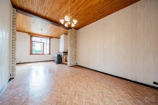 Herenhuis met grote tuin en mogelijkheid tot 3 slaapkamers<br /><br />Dit herenhuis ligt dicht bij het centrum van Doornik en alle voorzieningen en ontwikkelt ongeveer 120 m2 op een perceel van 550 m 2.<br /><br />Momenteel omgebouwd tot slaapkamer, biedt het de mogelijkheid om twee extra slaapkamers te creëren dankzij de cabriolet zolder van 25 m 2.<br /><br />De begane grond bestaat uit een inkomhal, een gezellige woonkamer van 31 m 2, een aparte keuken en een apart toilet.<br /><br />Op de eerste verdieping ontdekt u een ruime kamer van 18 m2 en een grote doucheruimte van 14 m2 om te renoveren naar uw wensen.<br /><br />Op de tweede verdieping bevindt zich een cabrioletzolder van 25 m 2, waardoor gemakkelijk twee extra slaapkamers kunnen worden ontwikkeld.<br /><br />Het huis heeft ook twee gezonde kelders, PVC- en houten kozijnen met dubbele beglazing, verwarming door gasconvectoren en een dak in goede staat voorzien van een onderdak.<br /><br />Buiten geniet u van een uitgestrekte omheinde tuin van 462 m 2, een echte aanwinst voor liefhebbers van ruimte en groen.<br /><br />Het geheel is gezond maar vereist renovatie en biedt een uitstekende basis voor een hoofdverblijf of investeringsproject.