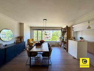 <p><span>Gerenoveerd en lichtrijk 2-slaapkamerappartement met zonnig terras!</span></p><p><span>Bent u op zoek naar een instapklaar appartement op een centrale, maar rustige locatie? Dan is dit volledig gerenoveerde en lichtrijke 2-slaapkamerappartement zeker een bezoek waard!<br />Het appartement is gelegen op de tweede verdieping van een kleinschalig gebouw zonder lift. Lokale winkels (Delhaize, bakkerij Smouts, traiteur Finebek...), openbaar vervoer, scholen en parken bevinden zich op wandelafstand. <br />Dankzij de vlotte verbinding met de autosnelweg bent u bovendien snel onderweg richting Antwerpen, Mechelen en Brussel.</span></p><p><span>Dit appartement heeft de volgende indeling:</span></p><p><span>Inkomhal:</span><span><br />Een verzorgde centrale inkomhal, afgewerkt met onderhoudsvriendelijke tegels met parketlook en voorzien van een videofoon. <br />De lichtkoepel zorgt voor een aangename natuurlijke lichtinval en creëert een ruimtelijk gevoel. <br />Vanuit de inkomhal heeft u tevens toegang tot het aparte gastentoilet.</span></p><p><span>Leefruimte & keuken:</span><span><br />De ruime leefruimte (37 m²) geniet van een overvloed aan natuurlijk licht dankzij het kamerbrede raam aan de voorzijde. <br />Er is voldoende plaats voor een gezellige zithoek en een volwaardige eetruimte.<br />De halfopen keuken is volledig uitgerust met een spoelbak, koelkast, diepvriezer, vaatwasser, keramische kookplaat en combi-oven. <br />Aansluitend bevindt zich een praktische berging met aansluitingen voor een wasmachine en droogkast.</span></p><p><span>Slaapkamers & badkamer:</span><span><br />Beide slaapkamers (10 m² en 17 m²) liggen aan de rustige achterzijde van het gebouw en zijn afgewerkt met dezelfde stijlvolle tegelvloer in parketlook. De kleinere slaapkamer dat momenteel als bureel is ingericht, biedt directe toegang tot het overdekte terras.</span></p><p><span>De moderne badkamer is uitgerust met een ruime inloopdouche, een dubbele lavabo met meubel en een handdoekradiator.</span></p><p><span>Terras:</span><span><br /></span><span>Het overdekte, westgerichte terras vormt de ideale plek om na een drukke dag in alle rust en privacy te genieten van de namiddag- en avondzon.</span></p><p><span> </span></p><p><span>Huurprijs, kosten & beschikbaarheid:</span></p><p><span>Huurprijs</span><span> €1.050,00/maand<br /></span><span>Provisiekosten</span><span>: €15,00/maand (provisie: elektriciteit gemene delen & poetsen gemene delen)</span></p><p><span>Beschikbaar:</span><span> 1/11/2026</span></p><p><span> </span></p><p><span>Extra Troeven:</span><span><br />- Rustige, centrale locatie</span></p><p><span>- Zonnig terras</span></p><p><span>- Volledig instapklaar</span></p><p><span>- Uitstekende ligging met mobiscore van 9,2/10</span></p>