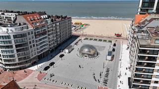 Dubbele garage "MATUVU" onder het nieuwe Albertplein te Knokke-Zoute...Zeer ruime dubbele gesloten garagebox met sectionale poort.Laadpaal...