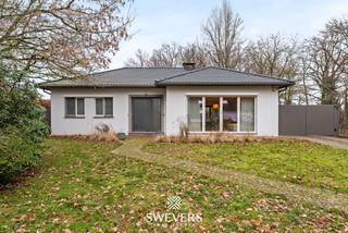 Voor meer info en foto’s, surf naar www.swevers.be – In een rustige straat in Zonhoven vinden we deze charmante open bebouwing die in...