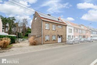 Bent u op zoek naar een grote, instapklare en zeer energiezuinige woning met magazijn en atelier, dan is deze eigendom beslist iets voor u. Deze goed onderhouden en stijlvolle half open bebouwing biedt u op het gelijkvloers een grote inkomhal met apart toilet, een lichtrijke living, een open en ingerichte keuken, een slaapkamer en een badkamer met douche, bad, toilet en dubbele lavabo. Op de eerste verdieping zijn er 2 slaapkamers die momenteel ingericht zijn als kantoor en werkatelier en een vaste trap naar de 2de verdieping waar zich een prachtige ruimte bevindt die naar eigen smaak kan worden ingericht en die uitgerust werd met een toilet en een lavabo. Het eerste en 2de verdiep kan ook eenvoudig worden omgebouwd tot kangoeroewoning. Achteraan de woning zijn er 3 garages, een groot magazijn en een atelier die door de vele raampartijen een prachtig uitzicht heeft. Verder beschikt de woning nog over een grote tuin met weids uitzicht. Centrale verwarming op aardgas. De ramen zijn voorzien van dubbele beglazing. De woning is bovendien uitgerust met 20 zonnepanelen en een thuisbatterij. Airco units aanwezig. EPC label A. Rustige ligging met goede verbinding naar E17 en N16. Boek vandaag nog uw afspraak en ontdek samen met ons deze prachtige eigendom!