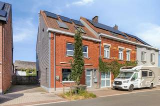 In de Spanjestraat 193 ontdekt u deze verrassend ruime halfopen bebouwing met enorm veel potentieel voor gezinnen, zelfstandigen of hobbyisten.<br /><br />Indeling:<br /><br />Gelijkvloers: Een opvallend diepe en uitgestrekte leefruimte met royale plaats voor een gezellige zithoek en grote eettafel.<br /><br />Eerste verdieping: Twee volwaardige, lichte slaapkamers en een eerste comfortabele badkamer.<br /><br />Tweede verdieping: De afgewerkte zolder heeft een derde slaapkamer, een eigen dressing en een tweede badkamer.<br /><br />Extra troeven:<br /><br />Energiezuinig: De woning is voorzien van een zonneboiler, wat zorgt voor een lagere energiefactuur.<br /><br />Bijgebouw vol mogelijkheden: Achteraan ligt een bijgebouw van maar liefst 60m². Deze ruimte is aan renovatie toe, maar is de perfecte blanco canvas voor een vrij beroep, atelier, mancave of extra opslag.<br /><br />Kort samengevat:<br /><br />Halfopen bebouwing met uitstekende bereikbaarheid.<br /><br />3 slaapkamers &amp; 2 badkamers.<br /><br />Energiebesparende zonneboiler.<br /><br />Bijgebouw (60m²) met eindeloos potentieel.<br /><br />Klaar om de verrassende ruimtes van deze woning zelf te ontdekken? Neem vandaag nog contact op voor een plaatsbezoek!<br /><br /><br /><br />Bestuursmaatregelen in het maatregelenregister: nee