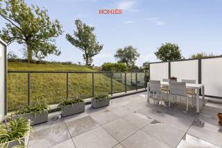 Graag stellen wij u dit uitzonderlijk duplex- appartement met 2 slaapkamers voor in hartje Bierbeek. De woonst geniet een uiterst gunstige locatie, op wandelafstand van het dorpscentrum met talrijke voorzieningen zoals restaurant In De Molen, Louis Delhaize, een bakker en een frituur… Het appartement maakt deel uit van een kleinschalige, recente (2017) en welonderhouden residentie en kenmerkt zich door haar tijdloze en stijlvolle afwerking. Bovendien beschikt het appartement over maar liefst 2 ruime terrassen van 26m2 en 11m2. De woonkamer is bijzonder lichtrijk dankzij de grote raampartijen, waardoor er volop natuurlijk daglicht binnenvalt. De semi-open keuken is volledig uitgerust. Daarnaast is er een praktische berging (met aansluiting wasmachine) voor extra opbergruimte. Verder beschikt het appartement over een apart toilet, 2 ruime slaapkamers en een moderne badkamer. Bijkomende pluspunten zijn de twee ondergrondse autostaanplaatsen, twee kelderbergings, aanwezige fietsenstalling en lift, lage maandelijkse lasten en het gunstige EPC (label A). Alle nutsvoorzieningen met aparte tellers. Heeft u vragen of wenst u graag een bezoek? Aarzel niet ons te contacteren via info@homies.be of via 016 22 82 22.