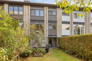 Bel-étagewoning van 163 m² met 3 slaapkamers, tuin en groen zicht te Linkeroever! Op het gelijkvloers bevindt zich een ruime inkomhal die toegang geeft tot de garage van ca. 19 m² met automatische poort, alsook tot de was- en opbergruimte met aansluitingen voor wasmachine en droogkast. Vanuit deze ruimte stap je rechtstreeks de westgerichte tuin van 95 m² in. De eerste verdieping bestaat uit een apart gastentoilet, gevolgd door een ruime, lichtrijke woonkamer met sfeervolle houthaard. Aansluitend bevindt zich de gesloten, geïnstalleerde keuken, uitgerust met een kookvuur, oven, spoelbak en tal aan ingemaakte kasten. Op de bovenste verdieping zijn er drie ruime slaapkamers waarvan één van 14 m² met een aangenaam terras en twee van 6 en 13 m². De badkamer is ingericht met zowel een douche als ligbad en een lavabomeubel. Extra troeven van deze woning zijn de elektrische rolluiken, zeven recent geplaatste zonnepanelen (januari 2025), een groen zicht achteraan én vooraan, en een gunstig EPC-attest.<br /><br />Extra: <br />- EPC-klasse C (221 kWh -> GEEN renovatieverplichting!) <br />- Abestattest + elektrische keuring in opmaak. <br />- Watertoets: perceelscore B, gebouwscore B. <br />- Woongebied, Vg, Gmo, Gvkr, Gvv. <br /><br />Nabij school, winkels, autosnelweg, openbaar vervoer, etc. Voor meer info ga naar www.coenenvastgoed.be of bel 03/375.82.92