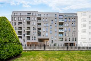 We Invest Liège vous présente le projet « Asklépios », résidence de standing comprenant 47 appartements entièrement réfléchis pour apporter une solution aux besoins d’aujourd’hui et de demain. Bénéficiant d’un environnement prestigieux dans l’hypercentre liégeois, face aux jardins de l’Eglise Saint-Jacques, l’une des plus belles de Liège, ces appartements 2 ou 3 chambres ont été conçus pour offrir à leurs occupants un lieu de vie spacieux, lumineux et chaleureux de par leurs espaces intérieurs ouverts et leurs terrasses idéalement orientées. Une attention particulière a été apportée sur l’esthétisme grâce au choix des matériaux d’une grande qualité et à une signature architecturale audacieuse. L’adaptabilité et l’ergonomie des appartements permettra aux résidents de faire évoluer leur logement en fonction de leurs besoins afin d’y rester vivre le plus longtemps possible. Un parking privatisé et sécurisé pour voiture et pour vélo a été prévu au sous-sol de la résidence. Vous l’aurez compris : cette résidence conviendra tout autant aux jeunes qu’aux aînés pouvant avoir une mobilité réduite. Contactez nous au 04 277 00 07 ou via liege@weinvest.be pour plus de renseignements !