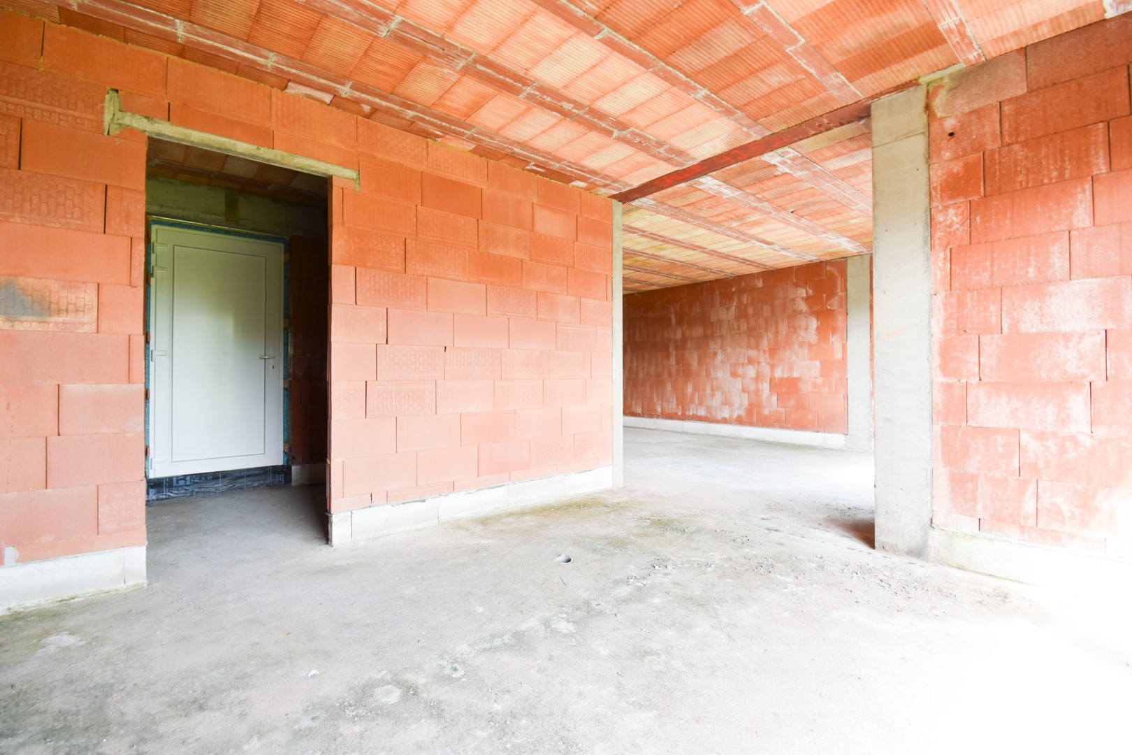 HALF-OPEN CASCO-WONING MET 3 SLPKS, INPANDIGE CARPORT EN ZUID-WEST GERICHTE TUIN - foto 4