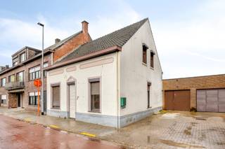 Deze te renoveren woning is gelegen in de Heistraat in Geel, op een uiterst centrale locatie. Dankzij de gunstige ligging bevinden scholen,...