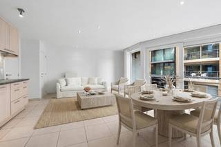 <p><strong>Blankenberge: Instapklaar appartement met terras en zijdelings zeezicht!</strong></p>
<p>Op de 1ste verdieping van de moderne residentie &quot;Apollo&quot; vinden we dit instapklaar 2-slaapkamerappartement met terras, 2 badkamers en zijdelings zeezicht. Met zijn topligging op slechts enkele stappen van de Zeedijk geniet u van de perfecte mix tussen rust en levendigheid. Winkels, restaurants, openbaar vervoer, de duinen en openbaar zwembad bevinden zich allemaal in de onmiddellijke nabijheid.</p>
<p><strong>Indeling:</strong> Inkomhal, woonkamer, terras, open keuken, slaapkamer 1, slaapkamer 2 met badkamer ensuite, badkamer 2, apart toilet en berging.</p>
<p><strong>Troeven:</strong></p>
<ul><li>Zijdelings zeezicht.</li><li>Terras.</li><li>2 Badkamers.</li></ul>
<p>Meer informatie? Contacteer Maarten op het nummer 050 42 58 98. </p>