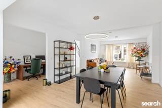 In een rustige zijstraat van de Prins Boudewijnlaan, midden in de populaire Elsdonk-wijk, vind je deze heerlijke gezinswoning terug!<br /><br />Zeer centraal gelegen, vlakbij verschillende toegangswegen. Winkels, scholen en openbaar vervoer liggen op wandelafstand.<br /><br />Over we woning zelf: Je komt binnen via de inkomhal met authentieke elementen en een apart gastentoilet. De leefruimte is zeer ruim, baadt in het licht en is voorzien van vloerverwarming.<br />De open keuken, volledig geïnstalleerd en voorzien van alle comfort, loopt hier naadloos in over. Vanuit de keuken heb je toegang tot de heerlijke stadstuin, omgeven door rust en groen.<br /><br />Op de eerste verdieping bevinden zich twee ruime slaapkamers, waarvan één rechtstreeks toegang heeft tot een eerste badkamer. Een derde kamer is momenteel ingericht als tweede badkamer, maar biedt tal van mogelijkheden. De eerste verdieping is verder op te frissen.<br /><br />Ondergronds bevindt zich een ruime garage, met oprit en grote kelder (met aansluiting wasmachine en droogkast). Vanuit de kelder heb je ook rechstreeks toegang tot de tuin.<br /><br />Kom je de woning graag ontdekken tijdens de bezoekdagen op vrijdag 10 september en zaterdag 11 september? Aarzel dan niet en neem contact met ons op!<br /><br />Bel Dries op 0470/107.217 of mail dries@searchrealestate.be<br /><br />Let wel: de aangegeven prijs is een vanafprijs!<br />
