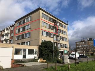 Op de derde verdieping van een verzorgd gebouw met lift, bevindt zich dit verrassend ruime appartement. Dankzij de hoekligging geniet men van...