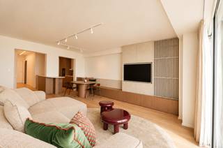 Dit exclusieve appartement is gelegen in een verzorgde residentie waarvan de gevel, de ramen en de inkomhal recent volledig werden gerenoveerd. De hoogwaardige afwerking, de doordachte indeling en de talrijke stijlvolle maatwerkkasten zorgen voor een uitzonderlijk wooncomfort.<br /><br />Indeling: ruime inkomhal met gastentoilet en een volledige wand met elegante maatwerkkasten. De lichtrijke leefruimte biedt een prachtig frontaal zeezicht en beschikt over een stijlvolle, volledig uitgeruste open keuken, voorzien van alle hedendaagse comfort, waaronder een praktische Quooker-kraan. De aansluitende eetruimte en het gezellige salon vormen samen een harmonieus geheel, verrijkt met talrijke ingewerkte maatwerkkasten. Verder is er een praktische berging/wasplaats.<br /><br />De royale masterbedroom beschikt over maatwerkkasten en een ensuite douchekamer met inloopdouche, tweede toilet en kwaliteitsvolle afwerking. De tweede slaapkamer is ingericht met een ingebouwd stapelbed en een stijlvol maatwerkmeubel met wastafel.<br /><br />Mogelijkheid tot aankoop van een vlot bereikbare autostaanplaats in de residentie.<br /><br />Dit appartement vormt een perfecte harmonie tussen ruimte, licht, comfort en tijdloze elegantie, op een absolute topligging aan zee.