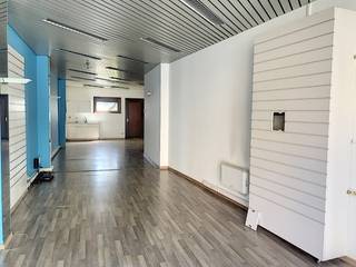 Deze commerciële ruimte is prima gelegen gelegen op het einde van de Stormestraat; vlot bereikbaar en met een goede visibiliteit.Ze kan zowel dienen...