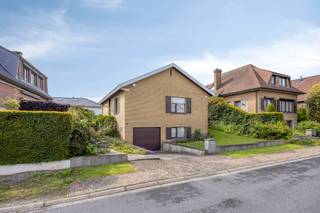Charming 4-sided bungalow in need of renovation, situated in a prime location in Relegem, on the border of Asse and Wemmel, at the quiet...
