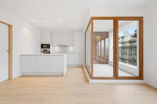 Dit appartement, gelegen in de Rijselstraat met zicht op het mooie Sint-Michielsplein, omvat:<br /><br />* Lichtrijke leefruimte met open keuken<br />* Overdekt terras<br />* 2 ruime slaapkamers<br />* Badkamer met inloopdouche<br />* Ruime berging<br /><br />Huurprijs 875 euro plus gemeenschappelijke kosten 85 euro.<br /><br />Bezoek? Bel Matthias 0497/76.84.89