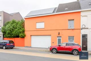 Deze ruime HOB met een perceelsbreedte van 19m in Wondelgem biedt alles wat je zoekt in een woning. Met zijn 4 slaapkamers, een ruime garage en een tuin is deze rijwoning vrij uniek in zijn soort. <br />(aan het hoofdgebouw werd in de jaren 80 een aansluitende bijbouw gezet met garage en masterbedroom)<br /><br />De bewoonbare oppervlakte van 228m² is ingedeeld als volgt, inkomhal, een comfortabele leefruimte met open keuken en achteraan het toilet en badkamer/wasberging. Op het gelijkvloers is er een meer dan volwaardige garage en een veranda. Op het verdiep is er een verzorgde badkamer met 2 slaapkamers. Boven zijn er opnieuw 2 slaapkamers. Ruimte genoeg voor het hele gezin. <br />Op het dak liggen 14 zonnepanelen. <br />Het perceeloppervlakte van 206m² biedt deze eigendom voldoende ruimte voor buitenactiviteiten.<br /><br />Deze woning is de perfecte mix van comfort, ruimte binnen en buiten. Mis deze kans niet/<br />Benieuwd? Bel of mail voor een afspraak; alain@makelaarshuys.be of 0468 25 48 91