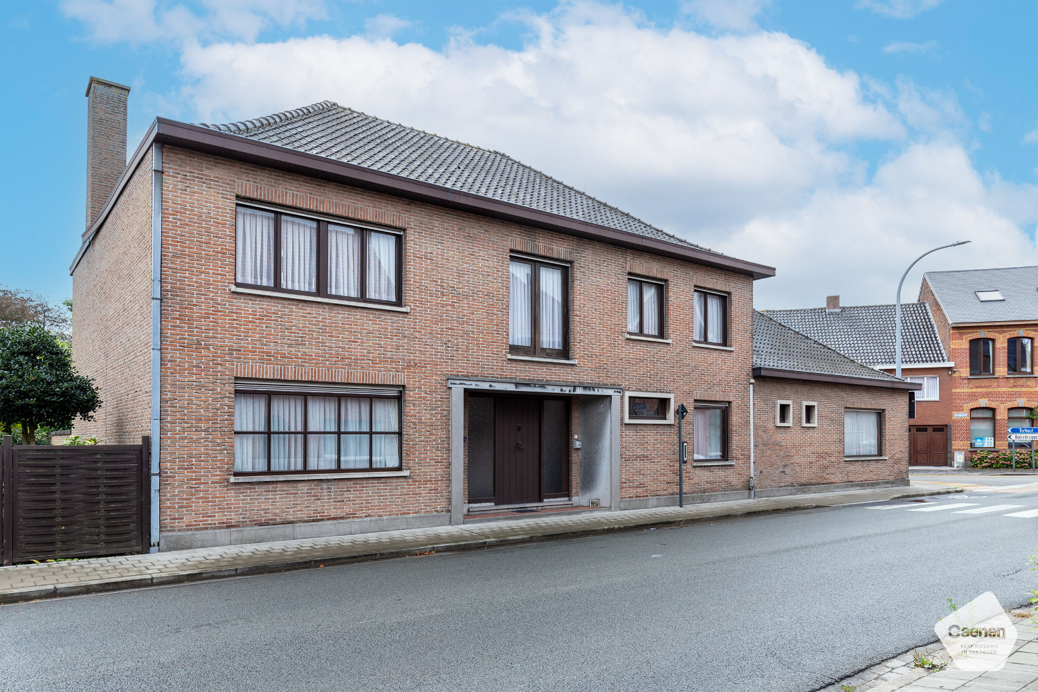 Wonen en werken in het hart van Ruddervoorde ! Deze woonst omvat 5 slaapkamers &amp; 2 garages! - foto 2