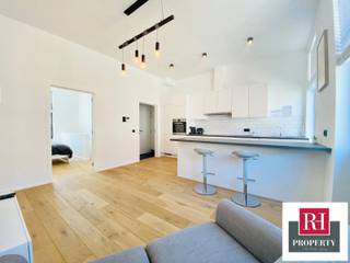 Uitzonderlijke ligging: op een steenworp afstand van het Jourdanplein, op 10 minuten van het Flageyplein en het Luxemburgplein. RH Property biedt u dit prachtige en lichte APPARTEMENT van ±60 m² aan, prachtig gerenoveerd, gelegen op de 2e verdieping van een klein appartementencomplex zonder lift. Het bestaat uit een woonkamer, een volledig uitgeruste open keuken, een slaapkamer + KLEDINGKAST OF KANTOOR, een doucheruimte. Klein balkon aan de voorzijde. Gemeenschappelijke wasruimte in de kelder. Er is gebruik gemaakt van hoogwaardige materialen. Peb: D. Kelder en waterontharder. De gemeenschappelijke kosten bedragen € 50. De privé-kosten zijn individueel. Advertentie niet bindend, onder voorbehoud van wijzigingen. VRIJ OP 02/02/2026 Bekijk onze website: www.rhproperty.be

