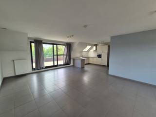 <p>Bent u op zoek naar een ruim en comfortabel appartement met alle nodige voorzieningen? Dan is dit appartement zeker een bezoek waard.<br /><br />Het appartement beschikt over een ruime leefruimte en een volledig uitgeruste keuken met een keramische kookplaat, combi-oven en koelkast met diepvriesvak. <br />Aansluitend bevindt zich een ruime berging die extra opbergruimte biedt.<br /><br />Er zijn 2 slaapkamers en een badkamer die praktisch is ingericht met zowel een ligbad als een aparte douche en een dubbele lavabo. <br />Daarnaast zijn er twee aparte gastentoiletten, wat zorgt voor extra comfort.<br /><br />Verder bevat het appartement een groot terras, ideaal om buiten te ontspannen en een private buitenstaanplaats achter het gebouw.<br /><br />Dit appartement biedt een aangename woonomgeving en een praktische indeling, ideaal voor wie op zoek is naar comfort en ruimte.<br /><br />Onmiddellijk beschikbaar<br /><br />Heb je interesse? Vraag uw bezoek aan via onze website https://www.immovl.be/te-huur/list en druk op de knop '<strong>IK WENS EEN BEZOEK'</strong>.</p>