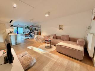 Op een centrale locatie in Gent bevindt zich dit ruime gelijkvloerse appartement van 97m² met twee volwaardige slaapkamers, een ruime leefruimte en een mooie tuin. Dankzij de centrale ligging geniet u van alle voorzieningen die de stad te bieden heeft, terwijl u thuis volledig tot rust kunt komen.<br /><br />Bij het binnenkomen valt meteen de uitzonderlijk diepe leefruimte op, die dankzij de grote raampartijen geniet van een aangename lichtinval en een prachtig zicht op de tuin. De open keuken sluit naadloos aan op de leefruimte en zorgt voor een ruimtelijk gevoel. Verder beschikt het appartement over twee volwaardige slaapkamers, een ruime badkamer met inloopdouche en ligbad en een afzonderlijk toilet. Door de doordachte indeling heb je de mogelijkheid om een 3de slaapkamer te realiseren!<br /><br />Ook buiten heeft dit appartement heel wat te bieden! De tuin (van ± 160m²) beschikt over een fantastische groenzone en een privatieve parkeerplaats, veilig afgesloten met een poort. Daarnaast is er nog een extra parkeerplaats in de ondergrondse garage, met bijkomende bergruimte!<br /><br />Ondanks centraal in Gent te zijn gelegen geniet je van een vlotte bereikbaarheid naar de invalswegen en heb je een snelle verbinding naar de binnenring van Gent.<br /><br />Troeven:<br />- Centrale ligging in Gent!<br />- Gelijkvloers TOP-appartement<br />- Uitzonderlijk diepe en lichtrijke leefruimte met open keuken<br />- Ruime badkamer met ligbad en inloopdouche<br />- Aangename grote tuin met terras<br />- Privatieve parkeerplaats achter afgesloten poort<br />- Extra ondergrondse parkeerplaats met bergruimte<br />- Lage gemeenschappelijke kost!<br /><br />Een ideale combinatie van comfortabel wonen, een groene buitenruimte en parkeergelegenheid op een centrale locatie in Gent! Ook als opbrengsteneigendom een slimme investering!<br />Meer info of een bezoek? Bel WIJSvastgoed op +32 9 395 80 10 !