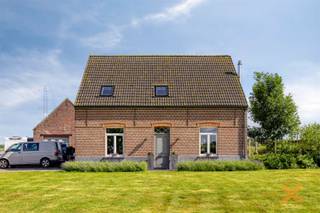 INSTAPKLAAR IDYLLISCH LANDHUIS MET WEIDES EN PAARDENSTALLEN. Deze charmante gezellige woning bestaat uit: Gelijkvloers: Grote woonkamer/salon (40m2), totaal uitgeruste open keuken met ontbijttafel (granieten werkblad - voorzien van alle toestellen) met schuifraam naar terras en tuin, achterinkom, wasplaats + bureauruimte (met mooie kastenwand), toilet, traphal. 1e verdieping: nachthal met ingemaakte kasten, 3 slaapkamers (12 - 12,7 en 12,8m2) waarvan de master bedroom een extra dressingruimte heeft en directe toegang naar de prachtige badkamer (vrijstaand ligbad, dubbel lavabomeubel, inloopdouche), afzonderlijk toilet, opbergzolder (via zolderluik met plooitrap). Centrale verwarming op aardgas, dubbel glas, geïsoleerd dak, volledige bovenverdieping recent vernieuwd, elektriciteit conform, woning asbestveilig, guntig EPC label B, schuur met 4 paardenboxen en plaats en voor 2 wagens. ABSOLUTE TOPWONING MET VEEL GROND!! Contacteer ons voor uw persoonlijke rondleiding op bezoekdag zaterdag 20 juni (vanaf 9u) - enkel bezoek op afspraak!! Tel: 0473 71 71 70 OF info@immo-x.be