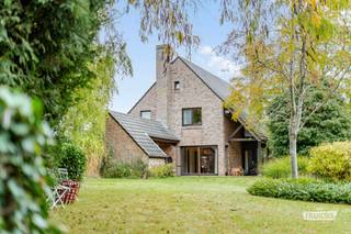 Deze ruime, statige gezinsvilla uit de jaren ’80, gelegen in Strijpen, een deelgemeente van Zottegem, combineert een royale woonindeling met een mooie, zuidwestgerichte tuin en een bijzonder gunstige ligging.<br /><br />Bij het betreden van de woning verwelkomt de ruime inkomhal met natuurstenen vloer en trap u in een interieur met karakter. De lichtrijke leefruimte vormt het hart van de woning en staat in verbinding met een bureau/bibliotheek/speelhoek/... en de keuken. Dankzij de grote lichtinval en de rechtstreekse toegang tot de terrassen en de tuin geniet u hier volop van het binnen- en buitenleven.<br /><br />Op het gelijkvloers bevinden zich verder een praktische berging en een gastentoilet.<br /><br />De eerste verdieping biedt plaats aan vier volwaardige slaapkamers, een dressing, een badkamer, een afzonderlijke douchekamer en een apart toilet. De zolder, bereikbaar via een valluik, biedt bijkomende bergruimte.<br /><br />Ook op praktisch vlak heeft deze villa heel wat te bieden: een inpandige dubbele garage, een ruime oprit en volledig onderkelderd, deels uitgevoerd als kruipkelder. Bovendien beschikt de woning over een gunstig EPC-label B.<br /><br />Het perceel van maar liefst 1.210 m² is zuidwestgericht en biedt alle mogelijkheden om in alle rust te genieten.<br /><br />De ligging is een echte troef: strategisch gelegen met voorzieningen en verbindingswegen binnen bereik, terwijl u op amper enkele minuten wandelen al in de vrije natuur staat.<br /><br />