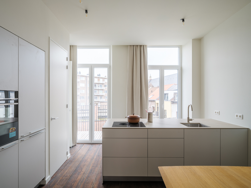 Gerenoveerd tweeslaapkamerappartement met zonnig terras in een voormalige herenwoning, nabij het historisch centrum van Gent. - foto 5