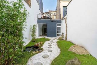 <p><span>Stijlvolle stadswoning met zonnige tuin & parkeermogelijkheid in exclusieve buurt van Antwerpen</span></p>
<p><span> </span></p>
<p><span>Dit uniek en karakteristiek herenhuis, gelegen in een van de meest begeerde straten van Antwerpen, biedt een zeldzame combinatie van</span><span> </span><span>stijlvolle charme, ruimte en een uitzonderlijke ligging. Dit prachtige pand combineert wonen en werken op een </span><span>exclusieve en functionele manier</span><span>. Met een royaal woonoppervlak van 409m², een zonnige japanse tuin van 86 m², een groot terras aan de keuken en de mogelijkheid voor een praktijk of kantoor aan huis, is dit het ideale familiehuis!</span></p>
<p><span> </span></p>
<p><span>De </span><span>zuidgerichte oriëntatie</span><span> zorgt voor een overvloed aan natuurlijk licht. De </span><span>Japanse binnentuin met zwembad</span><span> biedt een </span><span>oase van rust</span><span> middenin de bruisende stad, terwijl het </span><span>zonnige terras op de eerste verdieping</span><span> een heerlijke buitenruimte vormt. Bovendien geniet je van een </span><span>centrale maar rustige ligging</span><span>, in een zeer gewilde weldra heraangelegde Lange Nieuwstraat, op wandelafstand van winkelstraten, gezellige restaurants, scholen en culturele hotspots.</span></p>
<p><span>Indeling van de woning</span></p>
<ul>
<li><span>Gelijkvloers</span><span>: Voorheen een designstudio, nu een veelzijdige ruimte die perfect kan dienen als </span><span>praktijk, kantoor, showroom, galerij of andere commerciële invulling</span><span>.</span></li>
<li><span>Eerste verdieping</span><span>: Sfeervolle </span><span>woonkamer met prachtige parketvloer</span><span> en een volledig uitgeruste keuken, met aanpalend een ruim en zonnig terras.</span></li>
<li><span>Tweede verdieping</span><span>: </span><span>Twee ruime slaapkamers</span><span>, met de optie voor een derde, een dressing en </span><span>twee badkamers</span><span>.</span></li>
<li><span>Zolderverdieping</span><span>: Ruime slaapkamer en een extra opslagkamer.</span></li>
<li><span>Kelder</span><span>: Volledig onderkelderd, ideaal voor opslag of uitbreiding van de werkruimte.</span></li>
</ul>
<p><span> </span></p>
<p><span> </span></p>
<p><span>Extra Troeven van dit pand</span></p>
<p><span>✔</span><span> Twee overdekte parkeerplaatsen beschikbaar (€50.000 per stuk), met optie voor laadpalen.<br /></span><span>✔</span><span> Zuidgericht dak, perfect voor de plaatsing van meer dan 30 zonnepanelen.<br /></span><span>✔</span><span> Uitstekende commerciële ligging: zichtbaar, centraal én rustig.<br /></span><span>✔</span><span> Gelegen in de recent vernieuwde Lange Nieuwstraat, een aantrekkelijke en moderne stadsomgeving.</span></p>