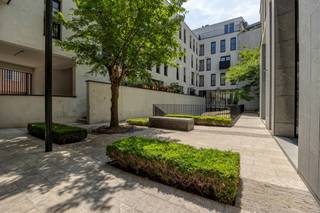Ruim appartement gelegen in een modern gebouw met frontaal zicht op de Schelde, midden in het historische centrum van Antwerpen.Op wandelafstand van...