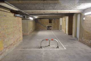 Dubbele autostaanplaats voor 2 wagens gelegen in de Bayauxlaan, vlakbij de Lippenslaan. <br />Ook plaats voor meerdere fietsen. <br /><br />Afmetingen: <br />2m60x10m<br />Hoogte: +/- 1m70