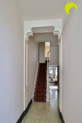 <p><span>Bent u op zoek naar een woning met voldoende ruimte voor het hele gezin? Dan is deze karaktervolle woning aan de Vianenstraat 94 in Turnhout zeker het ontdekken waard. Met een bewoonbare oppervlakte van ca. 160 m² biedt de woning een praktische indeling en voldoende leefruimte. Bovendien biedt ze de mogelijkheid om de woning volledig naar eigen smaak te renoveren en in te richten. </span></p><p><span>Indeling:</span></p><p><span>Op het gelijkvloers bevinden zich een inkomhal met hoge plafonds, een leefruimte, een keuken met toegang tot een droge kelder, een badkamer, een berging en een inpandige garage met automatische poort. Via de binnenplaats is er een tweede toegang tot het perceel, die ook een rechtstreekse doorgang naar de garage mogelijk maakt.</span></p><p><span>Op de eerste verdieping zijn vier slaapkamers en een tweede badkamer aanwezig. De tweede verdieping omvat nog twee bijkomende slaapkamers. Verder beschikt de woning over een zolder, die extra mogelijkheden biedt, afhankelijk van de gewenste invulling.</span></p><p><span>Mits renovatie kan deze woning een prachtige ruimte woonst worden. Dankzij de bestaande indeling, de hoge plafonds en de beschikbare ruimte biedt ze verschillende mogelijkheden om de woning naar eigen wensen in te richten.</span></p><p><span>Via servitude weg aan de achter kant van de woning is er toegang tot de garage en woning.</span></p><p><span>Graag som ik voor u nog even op troeven op van deze woning te Turnhout: </span></p><ul><li><span>Inpandige garage met automatische poort </span></li><li><span>Tweede inkom met rechtstreekse toegang tot de binnenplaats </span></li><li><span>Ruime tuin</span></li><li><span>Droge kelder </span></li><li><span>Ruime zolder</span></li><li><span>Centrale ligging nabij scholen, winkels, openbaar vervoer en belangrijke invalswegen.</span></li></ul><p><span> </span></p><p><span>Nuttige informatie: </span></p><p><span> </span></p><ul><li><span>EPC label F: 863 kWh/m²jaar </span></li><li><span>G-score: D P-score: D</span></li></ul><p><span> </span></p><p><span>Voor een bezoek ter plaatse kan u ons contacteren op het nummer 03 449 42 41 of mail ons via <span>hallo@habicom.be</span></span></p><p><span>Benieuwd naar de waarde van jouw woning?  Check het gratis op <span>www.watismijnhuiswaard.be</span></span><span> </span></p><p><span> </span></p>