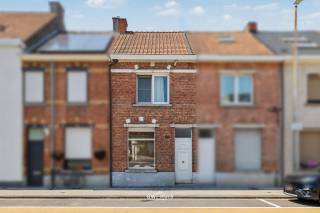 Wonen in het centrum van Sint-Niklaas met alle comfort van een instapklare woning? Deze charmante stadswoning met 109 m² bewoonbare oppervlakte maakt het waar. Winkels, horeca, scholen, het station en openbaar vervoer liggen om de hoek, waardoor je hier volop geniet van het stadsleven.<br />Binnen valt meteen de ruime leefruimte van 24 m² op, met plaats voor een gezellige zithoek en volwaardige eetkamer. Achteraan sluit de keuken aan, uitgerust met alle nodige toestellen, met daarnaast een praktische berging en apart toilet. De aangename tuin vormt de kers op de taart, een zeldzame troef zo dicht bij het centrum.<br />Op de eerste verdieping vind je twee slaapkamers van 13 m² en 9 m², samen met een badkamer met ligbad, wastafel en tweede toilet. De tweede verdieping herbergt een royale derde slaapkamer van 27 m², perfect als master bedroom of thuiskantoor. Een kelder biedt extra opbergruimte.<br />Ook technisch scoort deze woning sterk: elektriciteit conform tot 2037 en EPC-label C (278 kWh/m²), dus geen renovatieplicht. Dakisolatie, hoogrendementsbeglazing, rolluiken en een condensatieketel op aardgas garanderen een energiezuinig woongevoel.<br />Bel of mail ons voor een afspraak op het nummer: 052/46.38.03 of info@uw-huis.be en wie weet tot binnenkort!<br />