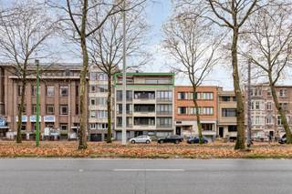 Te renoveren penthouse te Pulhof van ca. 156m² met 3 slaapkamers en 3 terrassen.Indeling:Vooraan, de royale leefruimte met een breedte van bijna 13m...