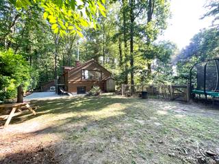 <p><strong>Instapklare woning met 4 slaapkamers te Beselare.</strong><br />Op een uitzonderlijke locatie aan de rand van het Vijverbos in het landelijke Beselare bevindt zich deze charmante en warme woning, omgeven door mooie eiken- en kastanjebomen. Hier geniet u elke dag van rust, privacy en een uniek gevoel van wonen midden in het groen.</p>

<p>Het betreft een vrijstaande woning die werd gebouwd in 2000 en recent werd gerenoveerd: de bovenverdieping in 2012, de benedenverdieping in 2016 en 2021, en het terras in 2018. Dankzij de bomen blijft het in de zomer altijd wat koeler en in de winter altijd wat warmer.</p>

<p><strong>Indeling</strong><br />Op de eerste verdieping bevinden zich de lichtrijke woonkamer en keuken met rondom rond zicht op de bomen. De landelijke keuken vormt het hart van het huis en sluit perfect aan bij de warme sfeer van de woning.</p>

<p>In de benedenverdieping zijn er naast de traphal, 3 à 4 kamers die allen kunnen dienstdoen als slaapkamer. In de grootste slaapkamer zorgen praktische inbouwkasten voor extra comfort en opbergruimte. Daarnaast is er ook een badkamer uitgerust met een ruime inloopdouche en een vrijstaand bad, ideaal om volledig tot rust te komen.</p>

<p>Buiten is er een ruime, zuidgerichte tuin die grenst aan agrarisch gebied met zicht op de open velden. Deze is voorzien van een tuinhuis. Daarnaast zijn er nog twee bergruimtes. De oprit biedt ruimte aan meerdere wagens.</p>

<p><strong>Andere info:</strong></p>

<ul><li>permanente bewoning mogelijk</li><li>EPC-label is E (renovatieplicht), maar mits plaatsen pelletkachtel een D  of mits plaatsen warmtepomp EPC C of B</li><li>De woning is asbestvrij</li><li>De elektriciteitskeuring dient nog te gebeuren, maar de elektriciteit werd recent gerenoveerd </li><li>Regenwaterput van 10.000 l</li><li>Landelijke keuken</li></ul>