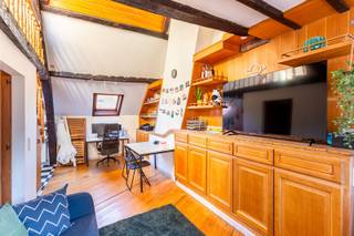 Super gezellig duplex appartement in historisch pand op topligging in hartje centrum Antwerpen. Indeling: inkomhal met vestiaire, leefruimte op parket 20m² met vele bergkasten, ingerichte keuken (koelkast met vriesvak, kookvuur, dampkap), badkamer met douche en toilet, slaapkamer 9m² op het verdiep, prachtig zonneterras 12 m² met zicht op de Kathedraal. Maandelijkse kosten € 35 voor water en licht gang. Cv op gas en elektra met eigen meter. Derde verdieping zonder lift. Aansluiting voor wasmachine.