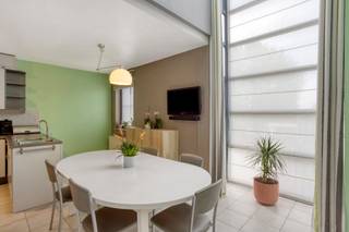 Ruim instapklaar duplex-appartement (bew. opp. 131m²) met 3 slaapkamers & mooi terras (40m²).INDELINGHet duplex-appartement ligt op de 1e en 2de...