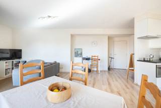 <p>Gelegen op het aangename Terdeltplein, in een groene en gegeerde omgeving van Schaarbeek, bevindt dit appartement met 2 slaapkamers van ±86 m² zich op de 2de verdieping van een recent gebouw (2011).</p>
<p>Het appartement bestaat uit een ruime en lichtrijke leefruimte met eetkamer, een volledig uitgeruste keuken, twee slaapkamers, een badkamer, een apart toilet en een wasruimte. Een balkon van ±4 m² vormt een aangename aanvulling op het geheel.</p>
<p>Het pand is momenteel verhuurd sinds 01/09/2016 voor een maandelijkse huur van € 1.062, wat het een interessante investeringsopportuniteit maakt.<br />De huurovereenkomst (9 jaar) loopt nog, met mogelijkheid tot opzeg voor eigen gebruik mits een opzegtermijn van 6 maanden.</p>
<p>Financiële informatie:<br />• Lasten huurder: € 125/maand<br />• Lasten eigenaar: € 236/maand (gemeenschappelijke delen, syndic, onderhoud, verzekering, kleine herstellingen)</p>
<p>Extra troef: conforme elektriciteit. EPC in aanvraag.<br />Een eigendom die modern comfort, een strategische ligging en een interessant rendement combineert, ideaal zowel voor investeerders als voor eigen bewoning op termijn.</p>