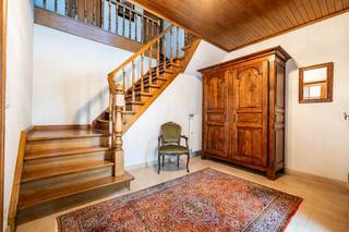 <p>Deze karaktervolle open bebouwing, ontworpen door architect Faseur en gebouwd in 1987, bevindt zich op een ruim perceel van maar liefst 1.395 m² in Drongen.</p><p></p><p>De woning onderscheidt zich door de doordachte architectuur, royale volumes en aangename connectie met de tuin.</p><p>Via de inkomhal met gastentoilet betreedt u de woning.</p><p>De lichtrijke leefruimte vormt het centrale punt van de woning en wordt gekenmerkt door een indrukwekkende open haard met stijlvolle schouw, die voor extra warmte en sfeer zorgt. Grote raampartijen creëren een mooie verbinding met het terras en de tuin. Ook de keuken geniet van rechtstreeks contact, waardoor binnen en buiten harmonieus in elkaar overvloeien.</p><p></p><p>Op het gelijkvloers bevinden zich verder een bureau/speelkamer en een inpandige garage waar ook ruimte voor wasmachine en droogkast werden voorzien.</p><p></p><p>De eerste verdieping omvat drie volwaardige slaapkamers, een badkamer uitgerust met ligbad, dubbel lavabomeubel en een toilet, een berging. De ruime zolder en de aanwezigheid van een kelder creëren heel wat opbergplaats.</p><p></p><p>De verzorgde tuin biedt tal van mogelijkheden voor wie graag buiten vertoeft. Een bijkomende troef is dat zowel het aanwezige tuinhuis met aansluitende volière correct werden vergund.</p><p></p><p>De woning beschikt over een EPC-label D door de aanwezigheid van onder andere 12 cm dakisolatie en dubbele beglazing.</p><p></p><p>Een eigendom met karakter, architecturale kwaliteit en een uitzonderlijk ruim perceel, waar gezinnen alle ruimte krijgen om comfortabel te wonen en te genieten van het buitenleven. Een bezoek meer dan waard.</p><p><strong><u>Interesse?</u></strong> Contacteer Steffi telefonisch op 0498/50.50.94 of per mail steffi@vastgoeddevos.be </p>