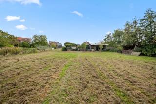 Deze charmante woning in Bunsbeek biedt met een bewoonbare oppervlakte van maar liefst 188,50 m², er is dus volop ruimte en comfort voor het hele gezin. Met drie ruime slaapkamers, een kinderkamer en een moderne badkamer is het huis praktisch en comfortabel ingericht. Hoewel het enkele verfrissingswerken nodig heeft, biedt dit juist de perfecte kans om de woning volledig naar eigen smaak te personaliseren. <br /><br />Op het ruime perceel van 3.694 m² geniet u van een grote tuin met veel groen, ideaal om te ontspannen, te spelen of te tuinieren. Achteraan het huis bevindt zich een berging van bijna 30 m² die veelzijdig inzetbaar is als opslagruimte of hobbyruimte. Voor paardenliefhebbers is dit een unieke eigendom, want er is een stal aanwezig en een uitgestrekte weide waar paarden vrij kunnen grazen en bewegen.<br /><br />Daarnaast zijn er maar liefst minimaal 12 parkeerplaatsen beschikbaar, wat zorgt voor extra gemak voor zowel bewoners als bezoekers. Deze woning combineert rust, ruimte en praktische mogelijkheden op een prachtige locatie in Bunsbeek.<br /><br />Laat deze unieke kans niet liggen en maak snel een afspraak!