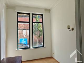 <p>ANTWERPEN het gezellige herenhuisje ligt in een buurt in volle ontwikkeling, omringd door nieuwe horeca en groene publieke ruimte.<br />Bestaande uit: inkom met originele tegels en apart toilet - woonkamer met open keuken 22m² - ruim terras - 3 slaapkamers - badkamer met ligbad, douche en toilet - kelders (ideale hobbyruimte = daglicht), algemene kosten €25/m (voor onderhoud cv en huurdersaansprakelijkheidsverzekering)<br />Bezichtiging uitsluitend op afspraak.</p>