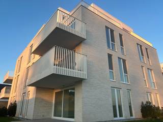 <span>Dit lichtrijk appartement is gelegen op de 2e verdieping in 'residentie Minerals’. Het appartement bevindt zich vlak bij het ziekenhuis aan de rand van het centrum en heeft een vlotte ontsluiting. Op wandelafstand bereikt u tevens de Grote Markt van Ronse. Winkels, slager, bakker, scholen, ... bevinden zich vlak in de buurt! Het appartement is instapklaar en beschikt over twee slaapkamers, een berging, badkamer, apart toilet, keuken, eetruimte en terras. Daarenboven zijn er twee binnenstaanplaatsen met nog eens een ruime kelder aanpalend aan de staanplaatsen. De goede oriëntatie en de ligging in tweede bouwlijn naast een weide en achtertuinen maakt dit een uiterste aangename en groene leefomgeving aan het centrum van de stad. Het appartement heeft een bewoonbare oppervlakte van 78 m² en beschikt over een terras van 11 m² aan de keuken en leefruimte. De huurprijs omvat het appartement met 1 binnenstaanplaats en extra kelderruimte. De huurprijs voor bijkomende binnenstaanplaats bedraagt € 35/maand. De maandelijkse lasten bedragen € 70. Contacteer ons of kom langs op ons kantoor voor verdere vrijblijvende informatie. Kortom, 'Residentie Minerals’ omvat rustig wonen en is een groene parel in de Vlaamse Ardennen maar met de levendigheid van de stad! Enkel een schriftelijke aanvaarding van de verhuurder resulteert in een verbintenis/verhuur. Vrij vanaf 15/2/2025.</span><br /> 