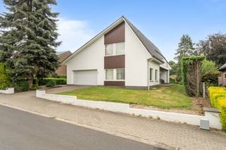 <p>Charmante open bebouwing in een residentiële wijk van Grimbergen, omringd door groen en nabij scholen en openbaar vervoer.</p><p><br /></p><p>Deze woning uit 1976 bevindt zich in een gegeerde villawijk en biedt een uitstekende combinatie van ruimte, licht en potentieel. Dankzij de grote raampartijen geniet de woning van veel natuurlijke lichtinval in de leefruimtes. De ruime oppervlaktes maken het mogelijk om de woning volledig naar eigen smaak te moderniseren en in te richten. Buiten geniet u van een prachtig ruim perceel met een gunstige oriëntatie, ideaal om optimaal van de tuin en het buitenleven te genieten. De ligging in een groene en residentiële omgeving, met vlotte verbindingen naar invalswegen, vormt een extra troef.</p><p><br /></p><p>• Ruime woonkamer (31,5 m²) met veel lichtinval<br />• Aparte eetkamer (16,77 m²) aansluitend op de leefruimte<br />• Grote keuken (22,14 m²) met tal van mogelijkheden<br />• Inkomhal (24,39 m²) met aangename circulatie<br />• Bureel (21,11 m²), ideaal voor thuiswerk of hobbyruimte<br />• Badkamer (18 m²)<br />• Drie slaapkamers van 10 m², 16 m² en 20 m²<br />• Berging (5 m²)<br />• Zeer ruime garage (46 m²)</p><p><br /></p><p>• Zeer lichtrijke woning in een gegeerde wijk<br />• Ruime oppervlaktes met veel renovatie- en inrichtingspotentieel<br />• Groot perceel met gunstige oriëntatie in groene omgeving</p><p><br /></p><p>Neem vandaag nog contact op met je ERA-makelaar voor een bezoek.</p><p><br /></p><p>JOUW DROOMHUIS. ZO GEVONDEN!</p>