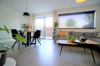 <p><span>Situation<br />Cet</span><span>appartement récent est situé dans un quartier résidentiel agréable de la belle et tranquille ville d'Assenede.<br />Il fait partie de une résidence très bien entretenue et de construction récente.<br />L'immeuble d'appartements est situé au centre et à proximité de deux écoles primaires (450-600m), de magasins (Smatch à 250m) et des transports en commun (arrêt de bus à 200m). Les polders et la nature sont également à proximité.<br /><br /></span></p><p><span>Appartement au rez-de-chaussée<br />Vous</span><span>bénéficierez d'un haut niveau de finition, d'une faible consommation d'énergie et du confort du chauffage par le sol.<br />En outre, les toilettes sont également raccordées à l'eau de pluie.<br /><br />L'agencement de l'appartement est le suivant :<br />/ hall d'entrée avec vestiaire<br />/ toilettes invités<br />/ chambre à coucher <br />/ belle salle de bain avec douche à l'italienne et meuble lavabo contemporain<br />/ espace de vie agréable et lumineux avec une cuisine ouverte de qualité installée et équipée des appareils nécessaires<br />/ la terrasse est accessible par une fenêtre coulissante dans l'espace de vie<br /><br />Il a été très inventif de prévoir des espaces de rangement dans cette résidence.#Vous trouverez de nombreux placards intégrés - du sol au plafond - pour ranger soigneusement vos affaires.<br />NewLine#Un garage intérieur attenant à l'appartement est fourni et accessible par Groenstraat.<br />A l'arrière du bâtiment, dans une zone fermée, vous trouverez le local à vélos commun.<br /> <br /><br /></span></p>