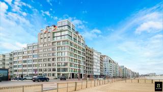 <p>Sur la digue, à un emplacement absolument exceptionnel avec vue mer frontale, se situe ce duplex extrêmement lumineux offrant de beaux volumes et des finitions haut de gamme. Grâce aux terrasses à l’avant et à l’arrière, vous profitez tout au long de la journée d’un ensoleillement optimal et de vues dégagées sur la mer et l’arrière-pays.</p>
<p>Disposition : Au neuvième étage, vous entrez dans le hall d’entrée avec vestiaire et toilette invités. Le séjour lumineux avec foyer au gaz donne accès à la terrasse avant et bénéficie d’une vue mer frontale exceptionnelle. La cuisine luxueusement équipée avec électroménagers Miele et espace repas s’ouvre sur la terrasse orientée sud à l’arrière. À ce niveau également, une chambre spacieuse avec dressing et salle de douche attenante, avec accès à la terrasse.</p>
<p>Au dixième étage : hall de nuit avec toilette séparée et débarras pratique, deux chambres spacieuses, une salle de bains avec baignoire et douche, ainsi qu’une salle de douche supplémentaire.</p>
<p>Finitions de haute qualité avec notamment pierre naturelle, portes toute hauteur, climatisation et chauffage par le sol. Cave privative incluse. Possibilité d’acquérir un garage à proximité.</p>
<p>Une opportunité rare à une adresse de premier choix, alliant lumière, espace et confort.</p>