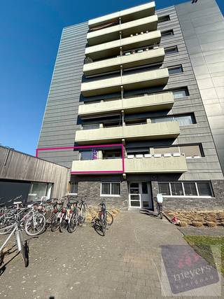 Op de Paul Bellefroidlaan in Hasselt bevindt zich dit lichtrijke appartement met een bewoonbare oppervlakte van 87 m² volgens het EPC. Het appartement is gelegen op de eerste verdieping en geniet van een gunstige ligging op korte afstand van het centrum van Hasselt. Winkels, scholen, openbaar vervoer en andere dagelijkse voorzieningen zijn vlot bereikbaar. Ook de belangrijkste invalswegen bevinden zich in de nabije omgeving.<br /><br />Bij het betreden van het appartement komt u terecht in de inkomhal, die toegang biedt tot de verschillende ruimtes. De lichtrijke leefruimte vormt samen met de open keuken een aangenaam en ruim geheel. Vanuit de leefruimte heeft u toegang tot het balkon, waar u rustig van de buitenlucht kunt genieten.<br /><br />Verder beschikt het appartement over twee slaapkamers, een badkamer, een apart toilet, een praktische wasplaats en een extra bergruimte.<br /><br /><strong>De maandelijkse kosten zijn als volgt:</strong>
<ul>
<li><strong>Huurprijs:</strong> € 950,00 per maand</li>
<li><strong>Gemeenschappelijke kosten:</strong> € 125,00 per maand</li>
<li><strong>Voorschot verwarming:</strong> € 90,00 per maand, met jaarlijkse eindafrekening</li>
<li><strong>Huurwaarborg: </strong>€ 2.850,00, gelijk aan drie maanden huur</li>
</ul>
Bent u op zoek naar een comfortabel en praktisch ingedeeld appartement op een centrale locatie in Hasselt? Neem dan contact met ons op voor meer informatie of een bezichtiging.