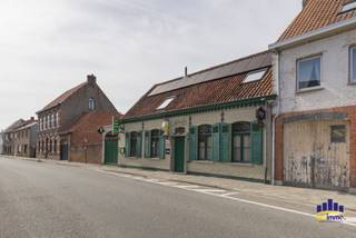 In het landelijke Watervliet bevindt zich Brasserie Niveau, een karaktervolle horecazaak met ruime woonst, zonnig terras en gezellige tuin op een perceel van maar liefst 740 m².<br />De zaak werd gedurende 22 jaar uitgebaat als restaurant en beschikt over een warme, authentieke uitstraling. De gelagzaal biedt plaats aan circa 40 personen en beschikt over een volledig geïnstalleerde bar met onder meer een massief houten toog. Vanuit de zaak is er rechtstreeks toegang tot het zonnige terras en de tuin, waar nog eens circa 50 personen kunnen plaatsnemen.<br />De professionele keuken is volledig ingericht en uitgerust met onder andere een Merrychef, gasvuur met 4 bekken, inox dampkap, ijsmachine, koelcel en vaatafwas. Daarnaast zijn er voldoende opslagmogelijkheden aanwezig.<br />Dankzij de indeling, ligging en aanwezige infrastructuur is het pand geschikt voor verschillende horecaconcepten, waaronder een restaurant, brasserie, tea-room of eetcafé.<br />De authentieke gevel met groene luiken, baksteenaccenten en de sfeervolle inrichting geven de zaak een bijzonder karakter. <br />Boven de horecazaak bevindt zich een woonst met 2 slaapkamers, waardoor wonen en uitbating perfect kunnen worden gecombineerd.<br />Een bijkomende troef zijn de 66 zonnepanelen. De residentiële entiteit beschikt over een EPC-label C.<br />De eigendom is vrij bij akte.<br />TROEVEN
<ul>
<li>Perceeloppervlakte van 740 m²</li>
<li>22 jaar uitgebaat als restaurant</li>
<li>Circa 40 zitplaatsen binnen</li>
<li>Circa 50 zitplaatsen buiten</li>
<li>Zonnig terras en gezellige tuin</li>
<li>Volledig ingerichte professionele keuken</li>
<li>Ruime opslagmogelijkheden</li>
<li>Woonst met 2 slaapkamers</li>
<li>66 zonnepanelen</li>
<li>EPC-label C</li>
<li>Karaktervolle en authentieke uitstraling</li>
<li>Gelegen in woongebied met landelijk karakter</li>
<li>Vrij bij akte</li>
<li>Geschikt voor verschillende horecaconcepten</li>
</ul>
VRAAGPRIJS: € 599.000