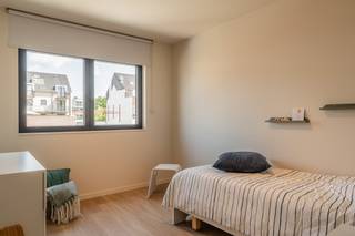 <p>Op zoek naar een instapklare woning in hartje Kortrijk? Deze woning in De Stokerie combineert ruimte, comfort en een sterke ligging aan de Veemarkt, vlak bij Shopping K. Je woont hier centraal, met winkels, horeca, scholen en het station op wandelafstand, terwijl je thuis geniet van rust op een autoluwe site. De woning is volledig instapklaar, zodat je zonder wachttijden of verbouwingen meteen kan verhuizen. Dankzij de doordachte indeling, meerdere slaapkamers en hedendaags wooncomfort is dit een ideale thuis voor wie ruimte en gemak zoekt. In De Stokerie geniet je van het historische karakter van de stad, gecombineerd met modern en energiezuinig wonen. De mooie publieke binnentuin zorgt voor extra groen en rust midden in de stad. Vloerverwarming en zonnepanelen zijn standaard inbegrepen. Instapklare woningen op deze toplocatie zijn schaars. Wacht dus niet te lang. 👉 Ontdek meer via zabra.be/destokerie of bel 0472 89 60 18.</p>