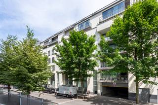Ruim appartement met twee slaapkamers, terras én parking.LocatieOp absolute topligging tussen het Theaterplein en Hopland: lekker naar de markt gaan...